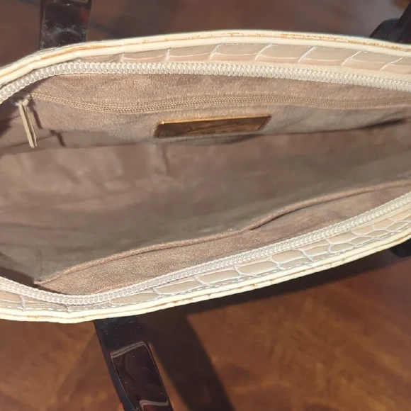 Elegant Cream Crocodile-Embossed Tote Bag - Picture 8 of 9